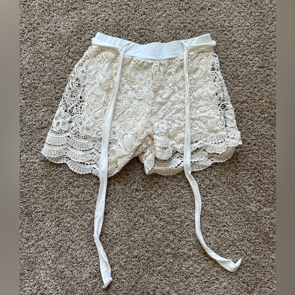 Medium Lace shorts💛